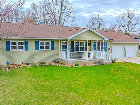 3rd image of 825 Cambridge Dr