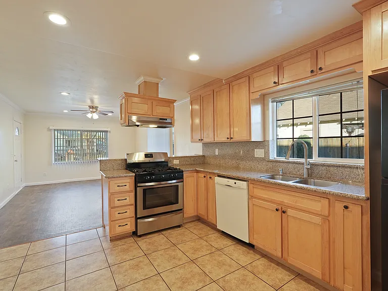 324 Flora St — Photo 1