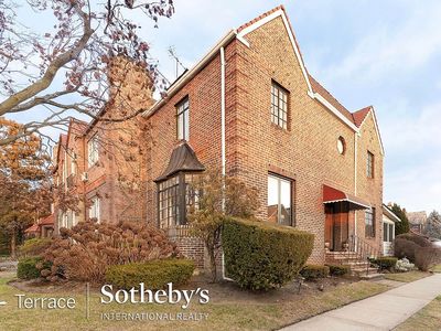 69-01 Groton St, Forest Hills, NY, 11375