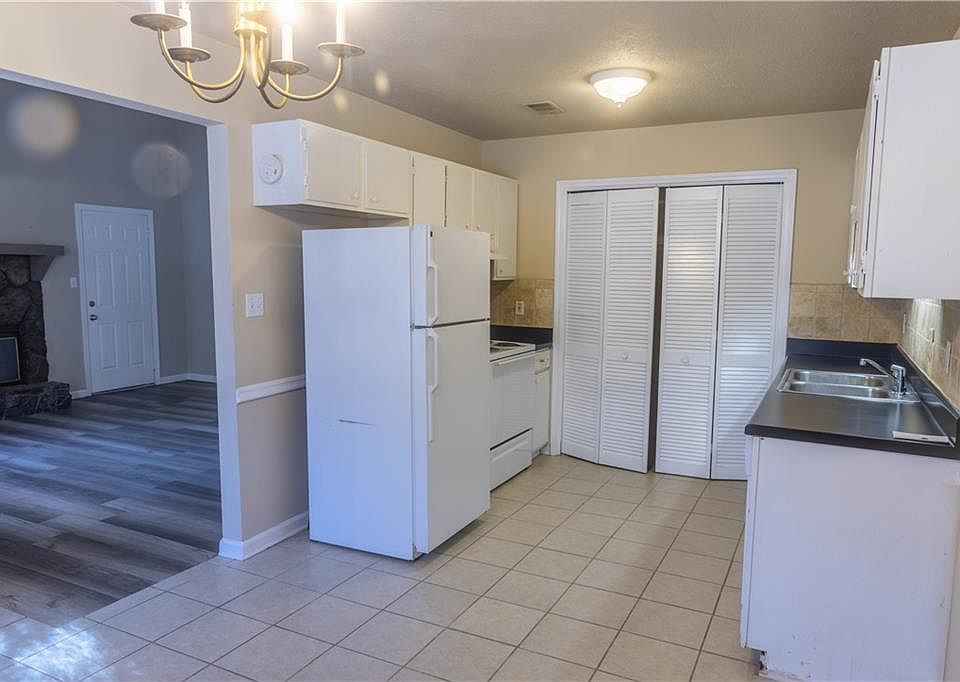 1st image of 2140 Valley Oaks Dr SE