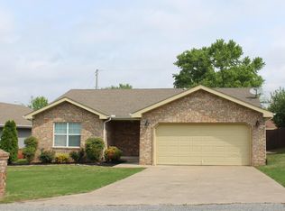 1507 W 9th St, Grove, OK 74344