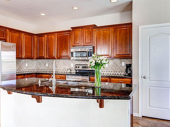 4th image of 404 W Honeysuckle Dr