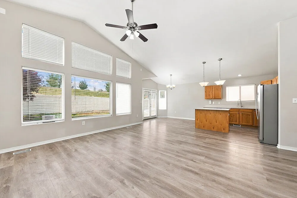 6 bed, 3.0 bath, 2888 sqft, $3,165 — Photo 4
