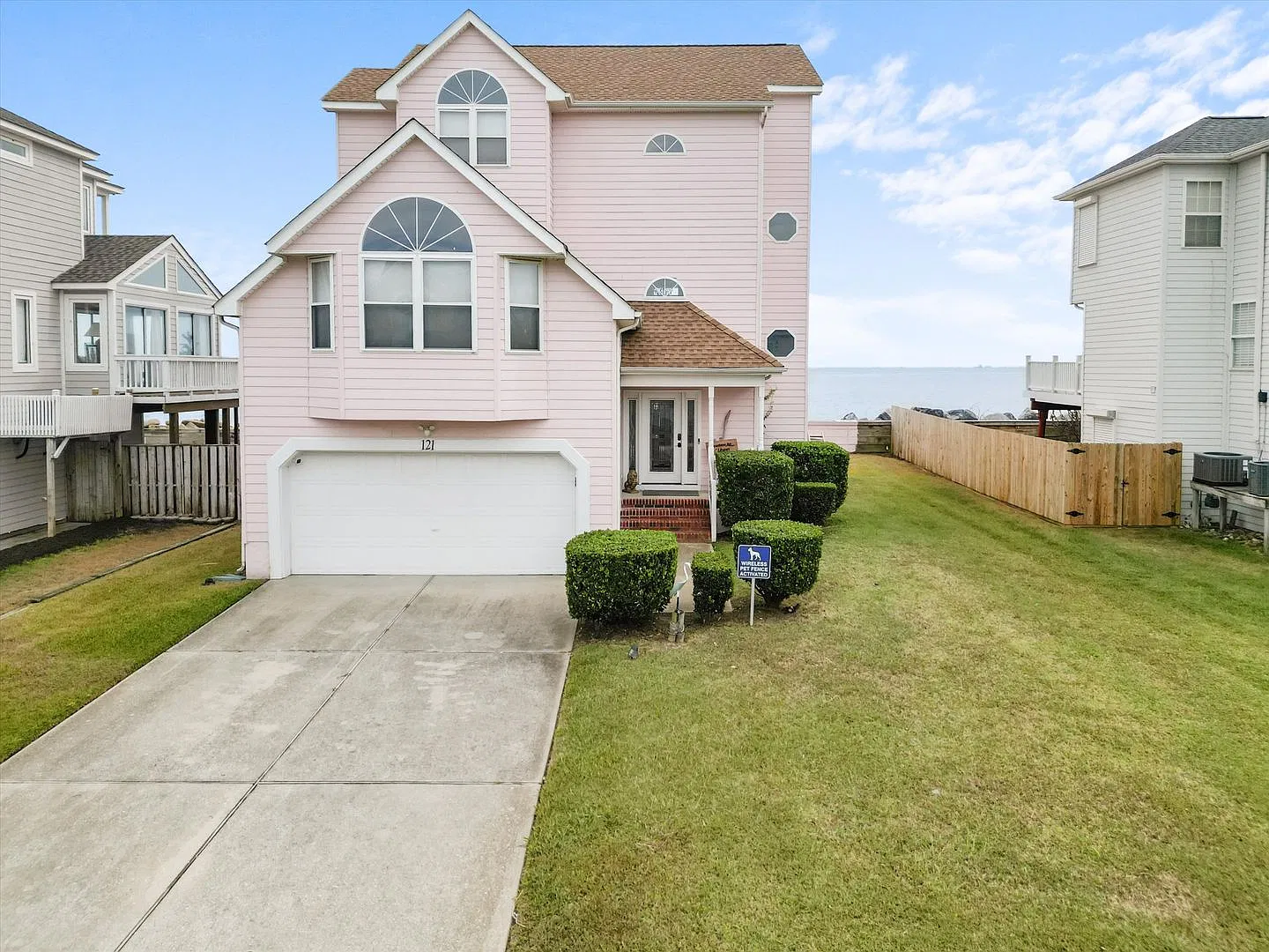 Make Chesapeake Bay views part of your everyday at 121 Grand View Dr in Hampton, Virginia! — Photo 4
