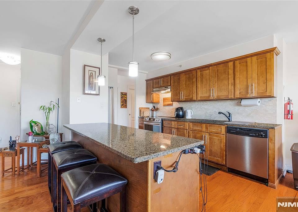 1st image of 60 Parkway Dr E APT 6G