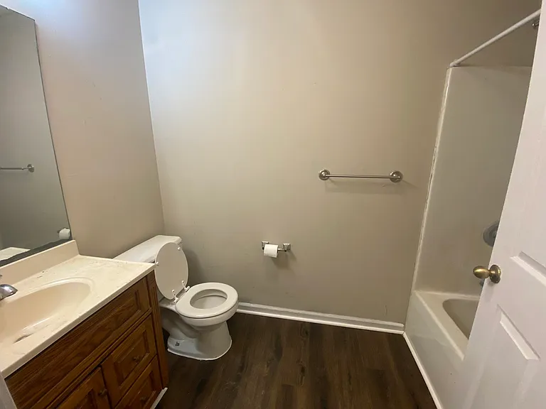 210 Oxford Cir — Photo 4