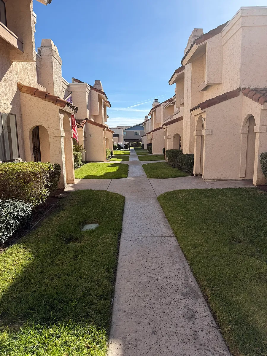 Building Photo - 12553 Mapleview St #5