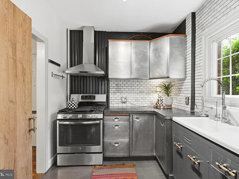 3712 Valley Dr — Photo 1