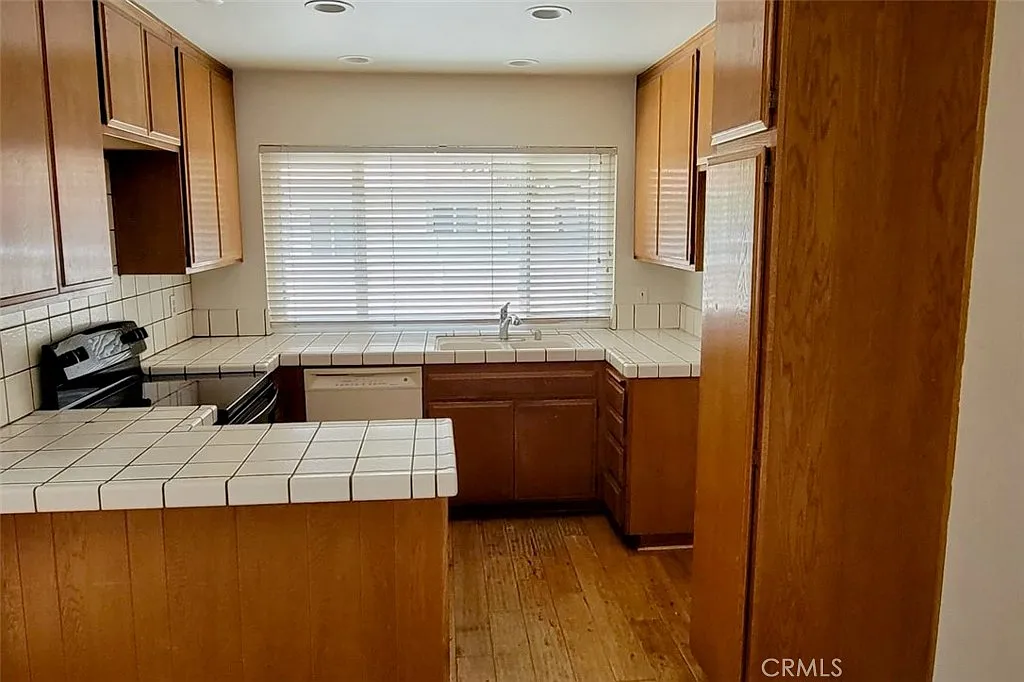 2 bed, 2.5 bath, 1009 sqft, $3,100 — Photo 3