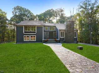 14 Longview Rd, Lebanon, NJ 08833