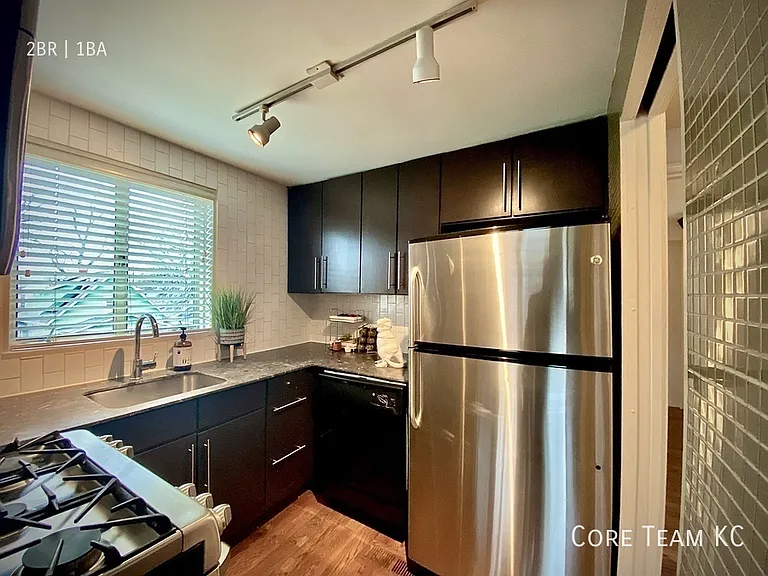 1020 W 44th St #6 — Photo 4