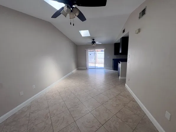 1147 E Spruce St, Tarpon Springs, FL 34689