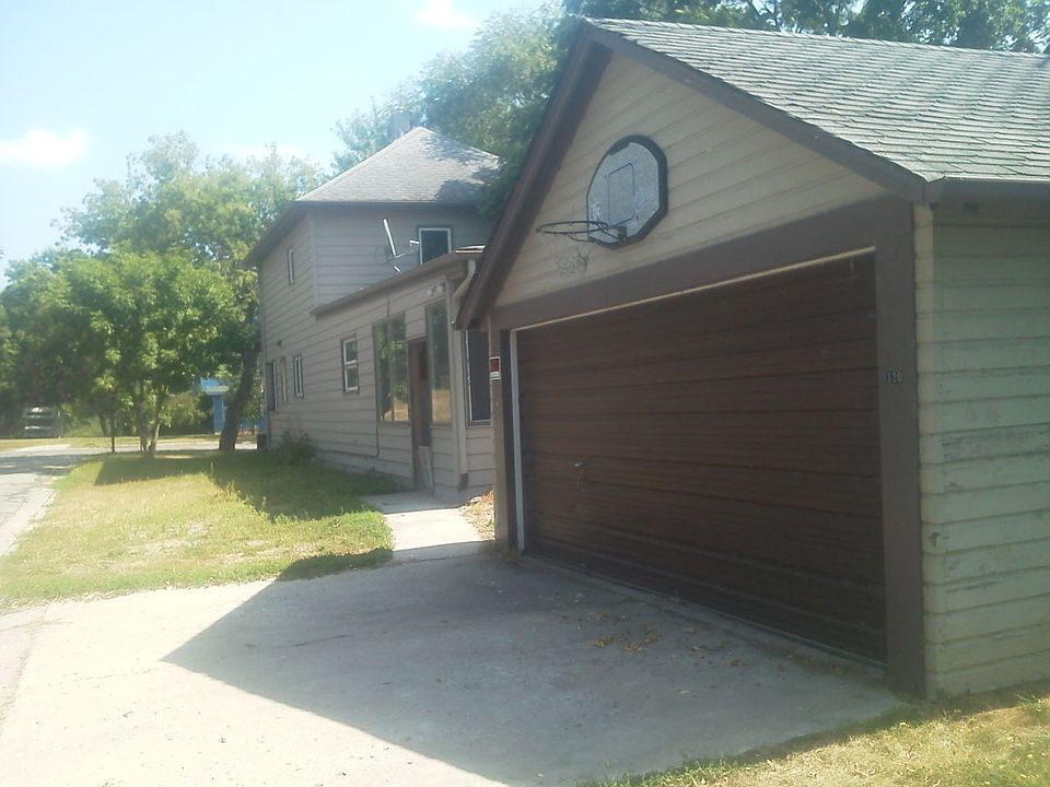 2nd image of 120 1st St NE