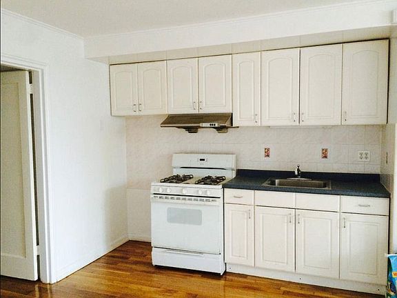 3rd image of 1295 Shore Parkway Walk In