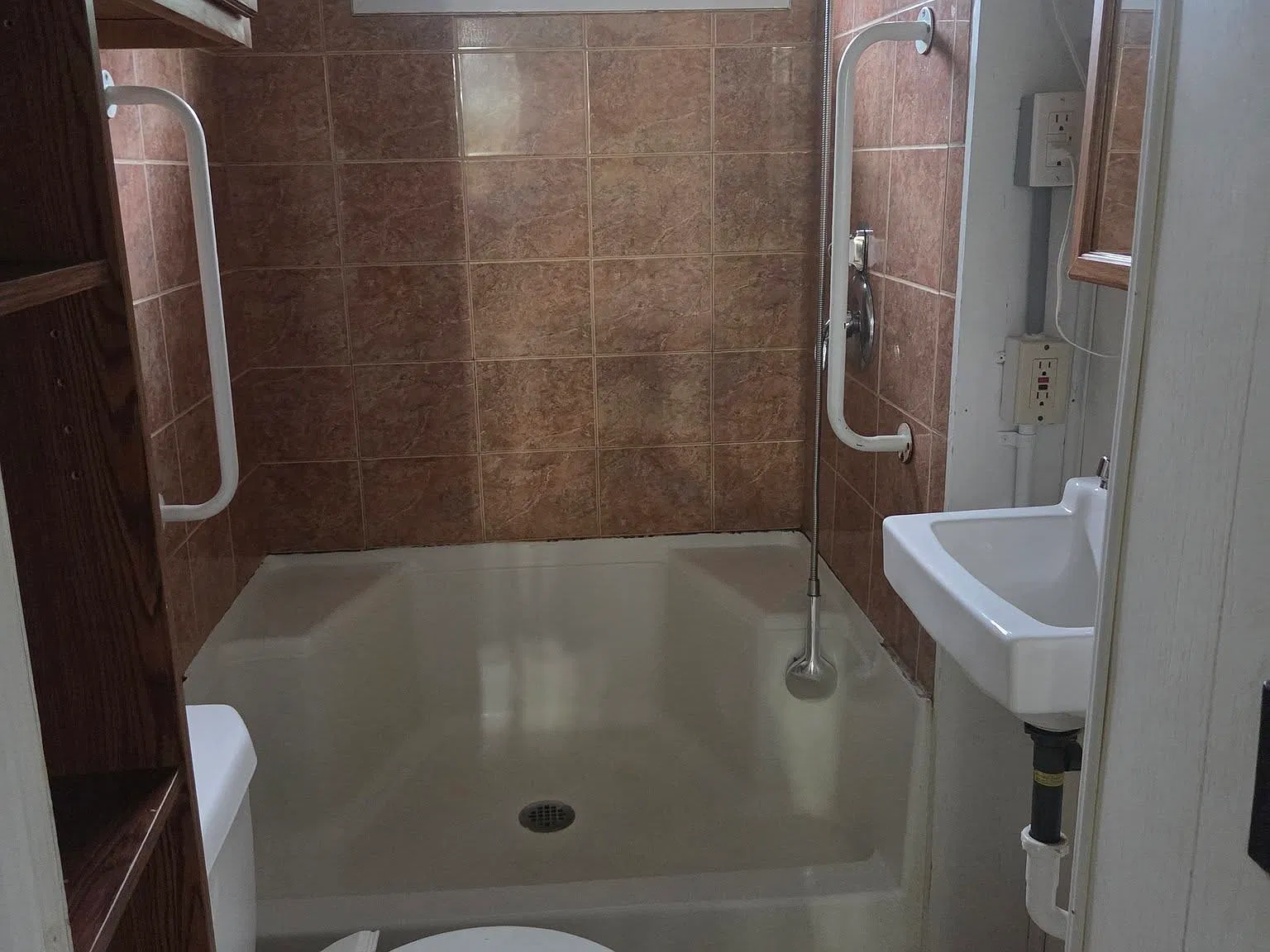 4 bed, 1000 sqft, $1,100 — Photo 2