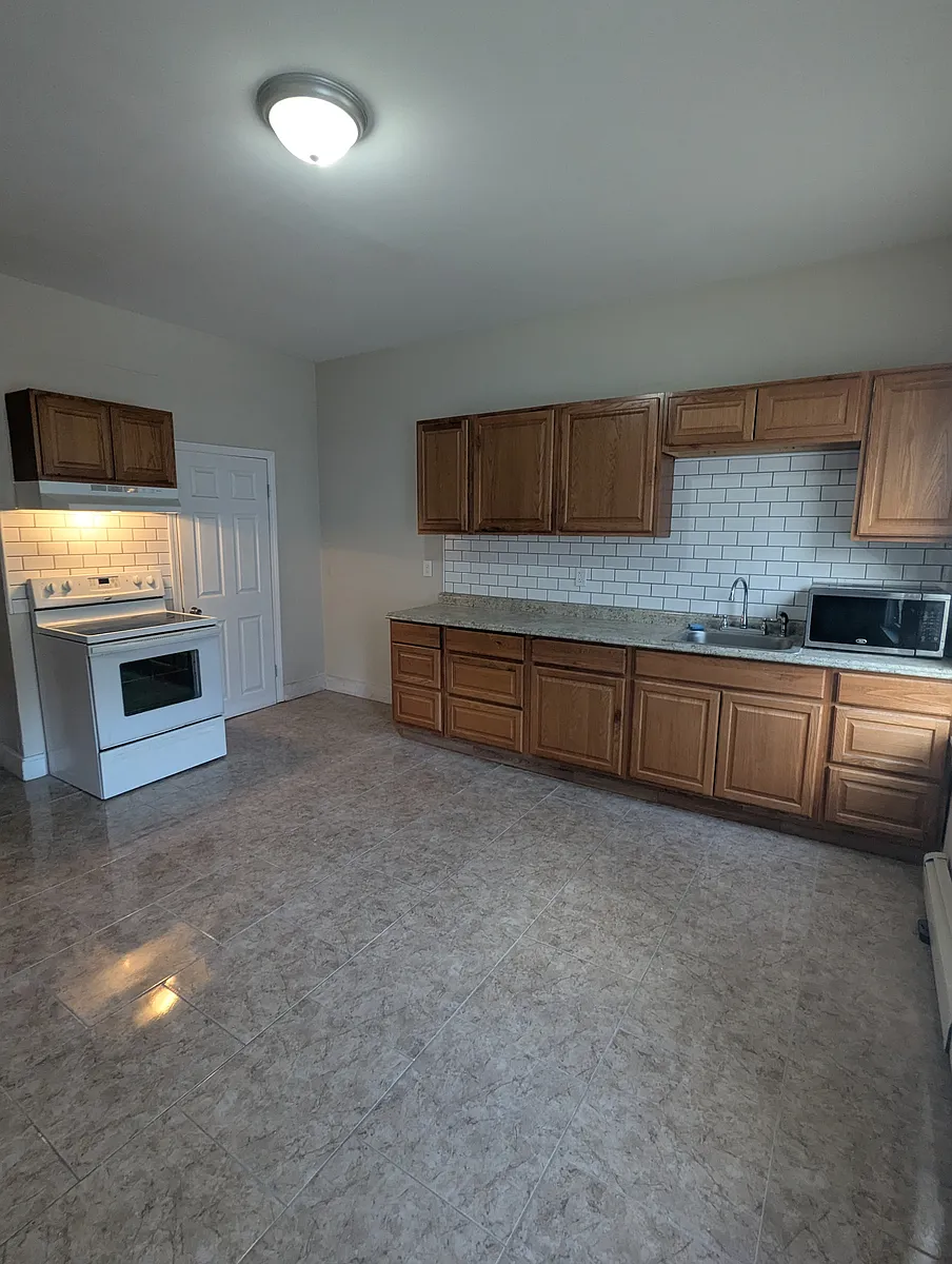 Building Photo - 152 Superior St #2