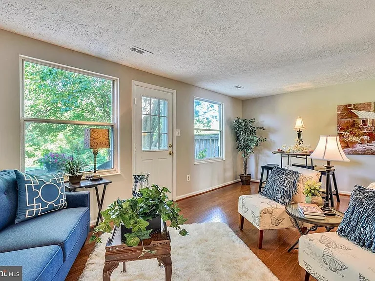 22382 Stablehouse Dr — Photo 4