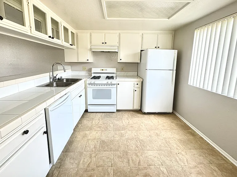 12617 Kornblum Ave — Photo 9