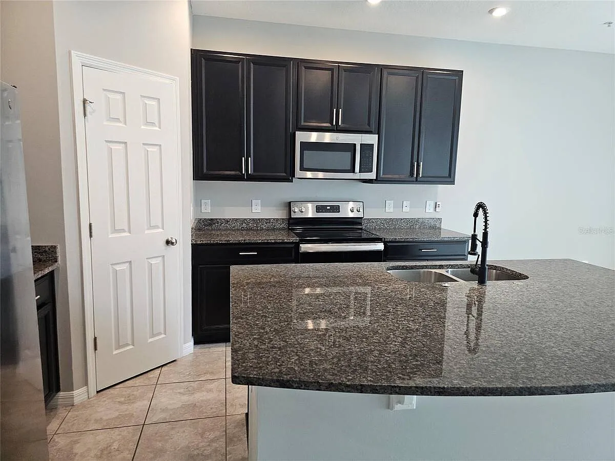3 bed, 2.5 bath, 1873 sqft, $2,500 — Photo 4
