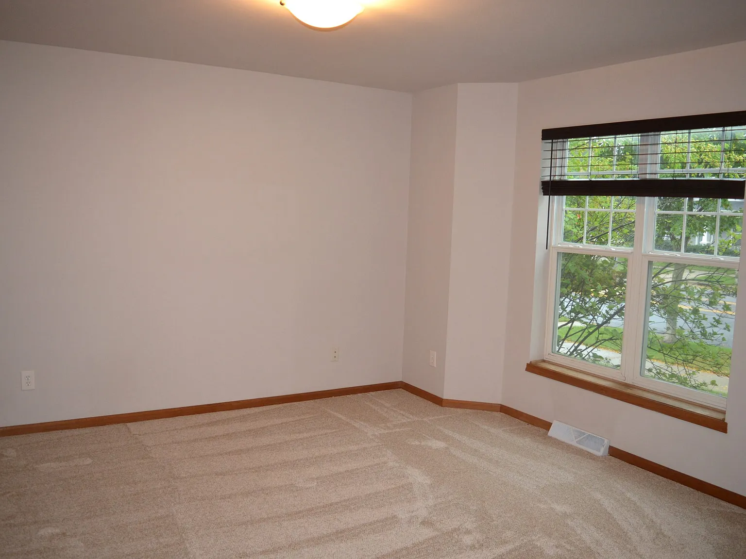 4 bed, 2.5 bath, 2011 sqft, $2,695 — Photo 2