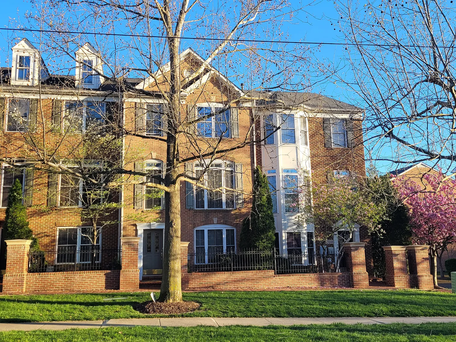 4 bed, 2.5 bath, 2200 sqft, $3,450 — Photo 2