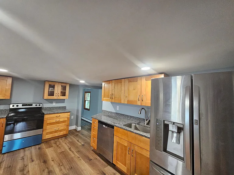 657 Middle St — Photo 2