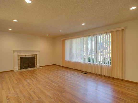 3rd image of 3000 Jarvis Ave