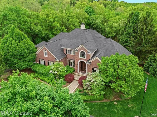 2833 Stone Meadow Dr, Milford, MI 48380
