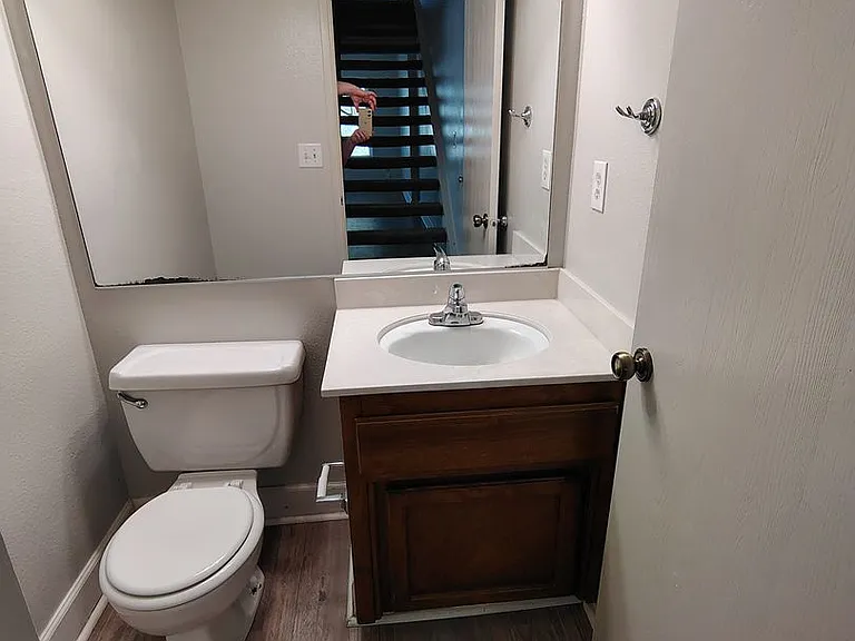 939 Claremont Ct — Photo 7