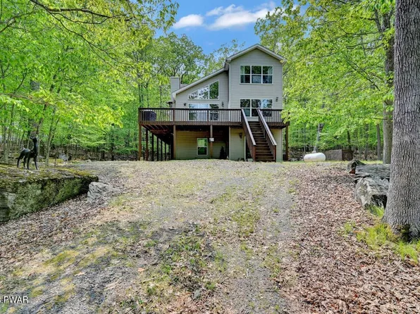 321 Powderhorn Dr, Lackawaxen, PA 18435