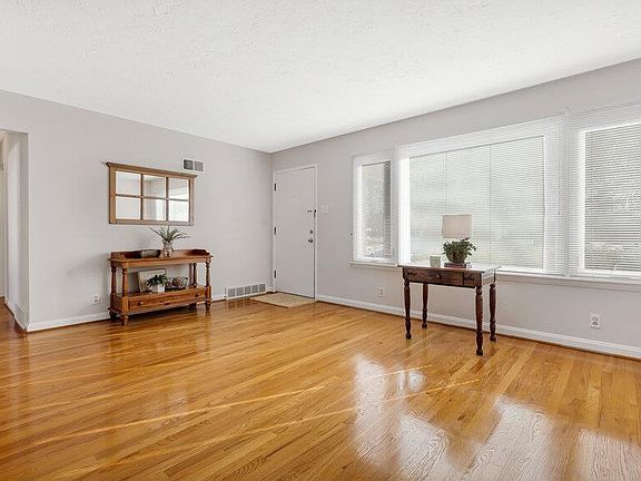 5th image of 437 Ashwood Ln