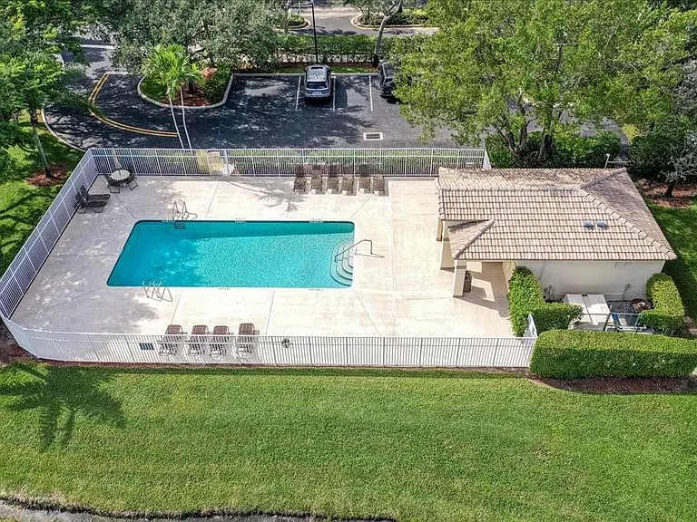 4722 Lago Vista Dr — Photo 1
