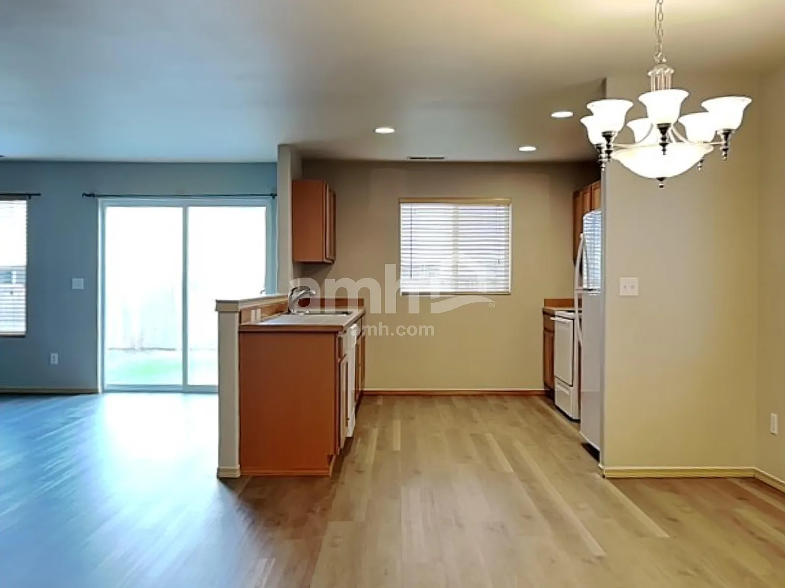 3 bed, 2.0 bath, 1800 sqft, $2,705 — Photo 4