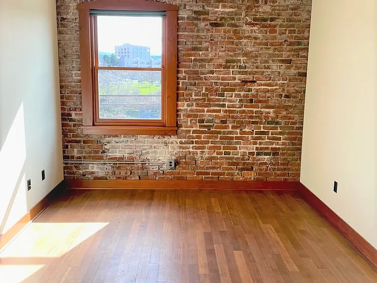 704 W Holly St — Photo 11