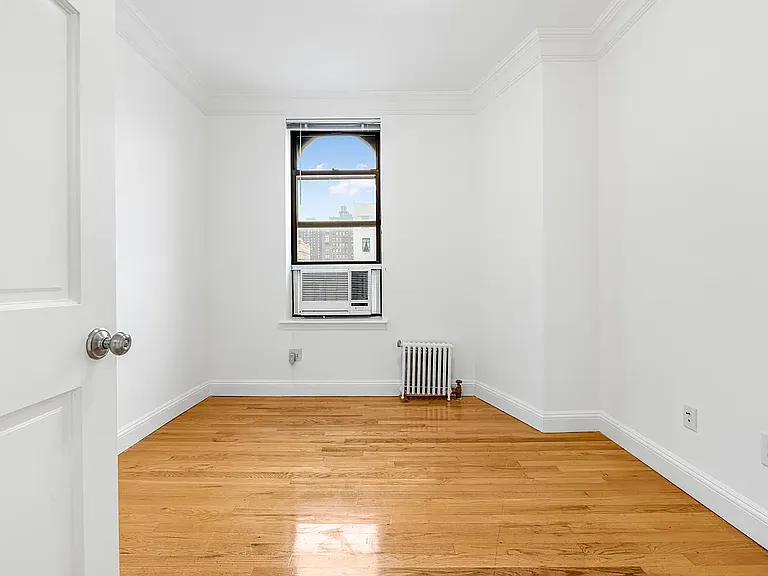 310 E 19th St #13 — Photo 7