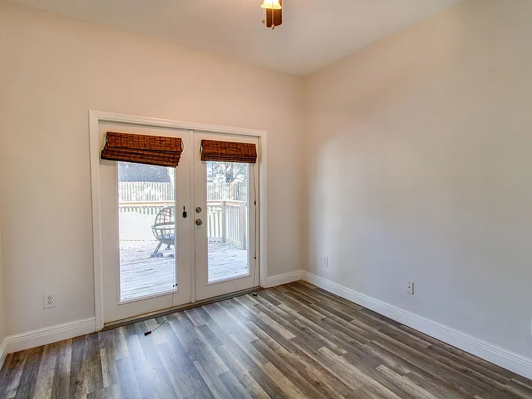 1207 E Esther St — Photo 6