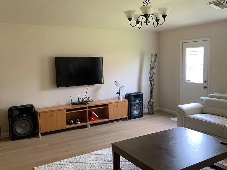 727 Kiley Dr — Photo 3