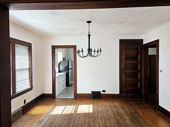 3rd image of 518 Sydney Ave