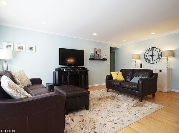 3rd image of 724 N Drury Ln