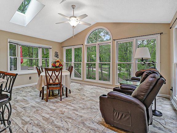 3rd image of 19 Claremont Cir