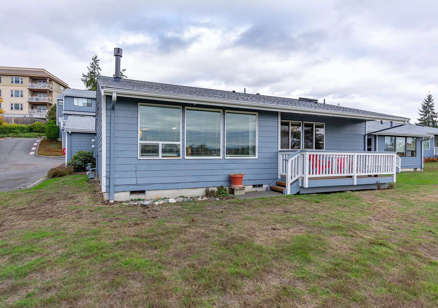 Fully Furnished 3-Bedroom Condo with Water & Mountain Views — Photo 2
