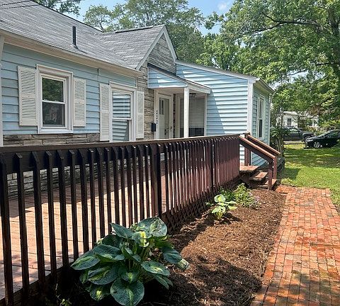 Nice deck to enjoy being outside, relaxing or entertaining.