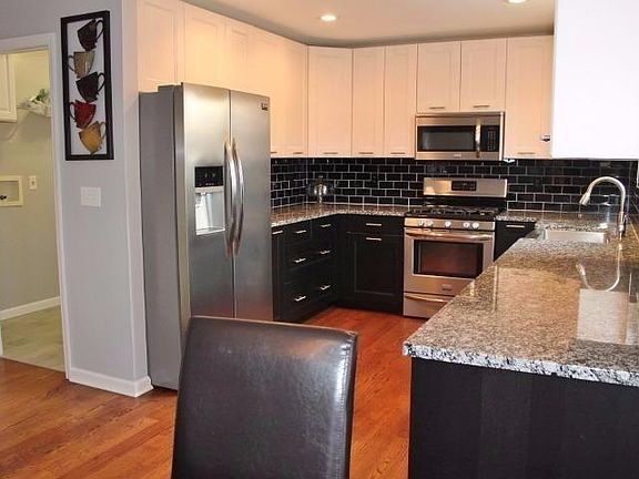 3rd image of 4847 Sarah Dr