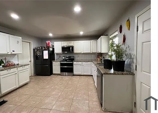4 bed, 2702 sqft, $3,200 — Photo 4