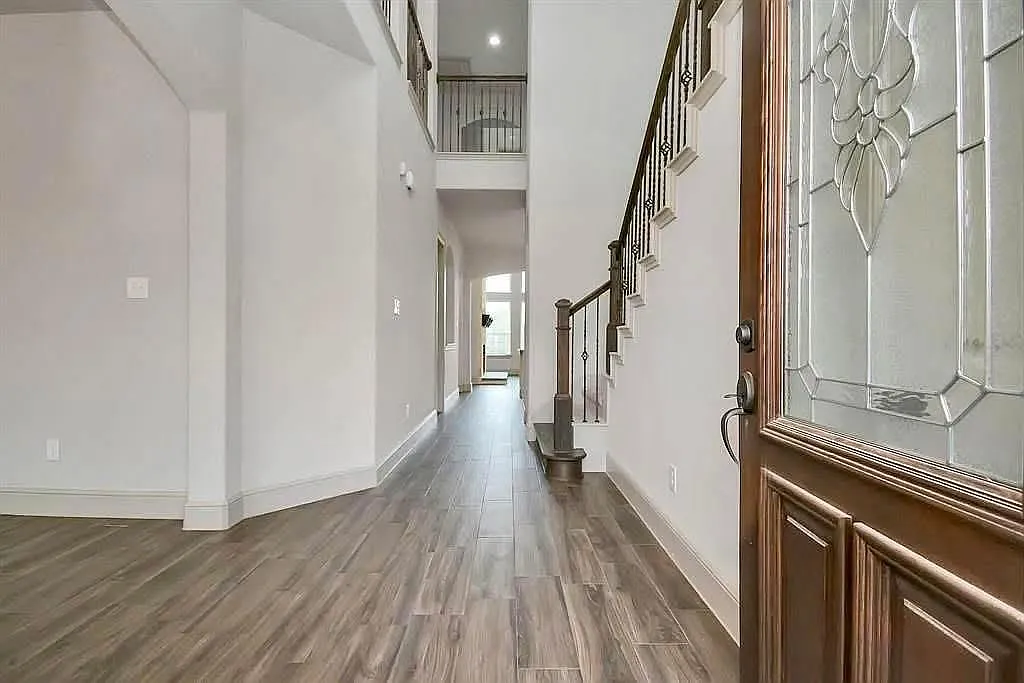 5 bed, 3.5 bath, 3893 sqft, $3,400 — Photo 3