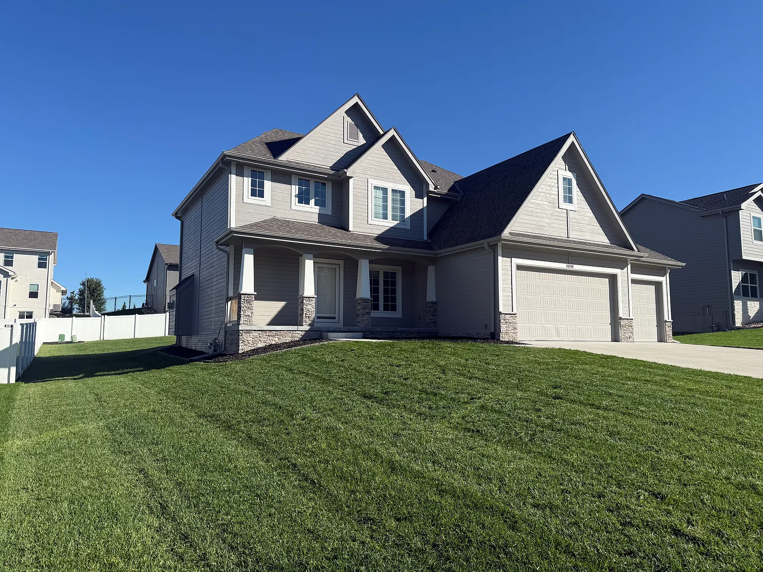 5 bed, 3712 sqft, $4,350 — Photo 2