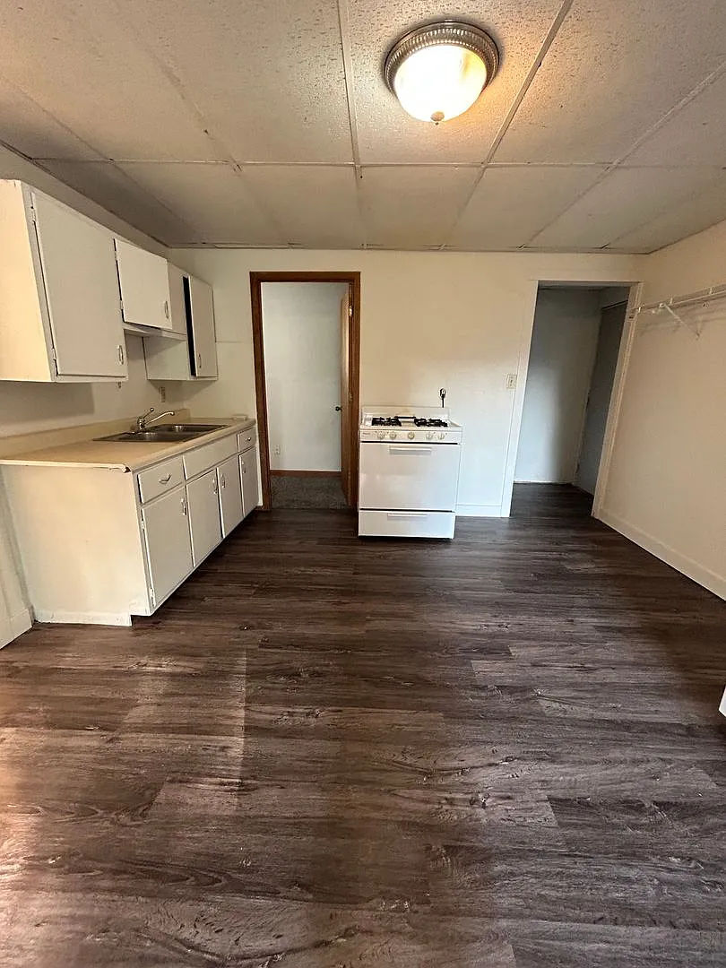 Two Bedroom Apartment Near Campus — Photo 2