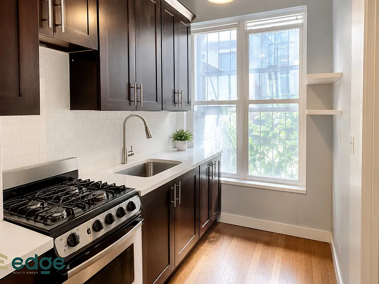 198 Scholes St #1F — Photo 3