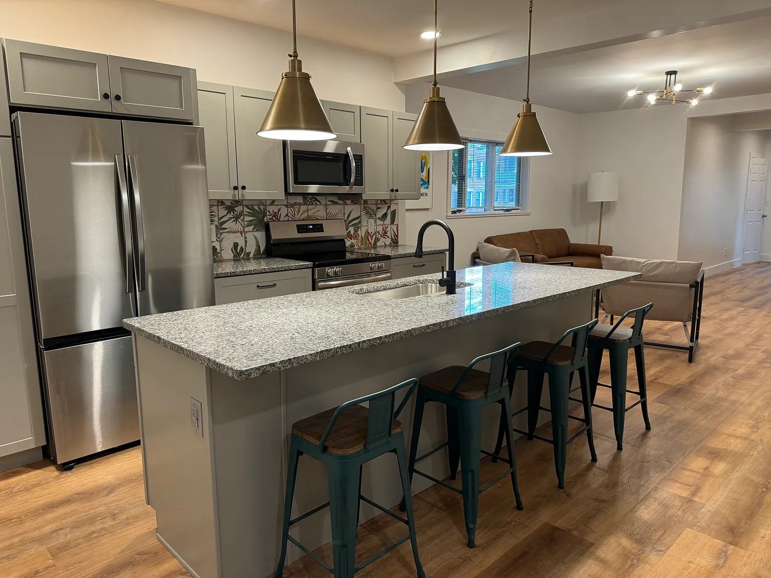 8 bed, 3200 sqft, $7,000 — Photo 1