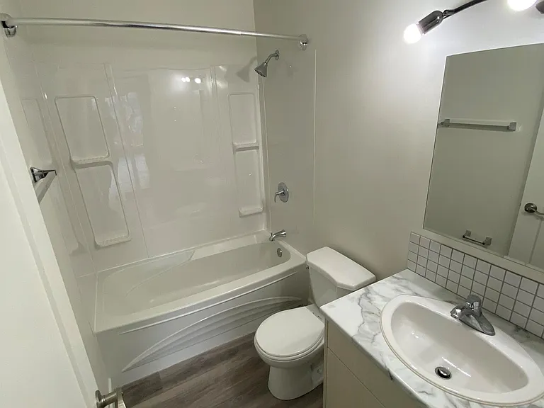 1055 Saint George Cres #B-4 — Photo 7